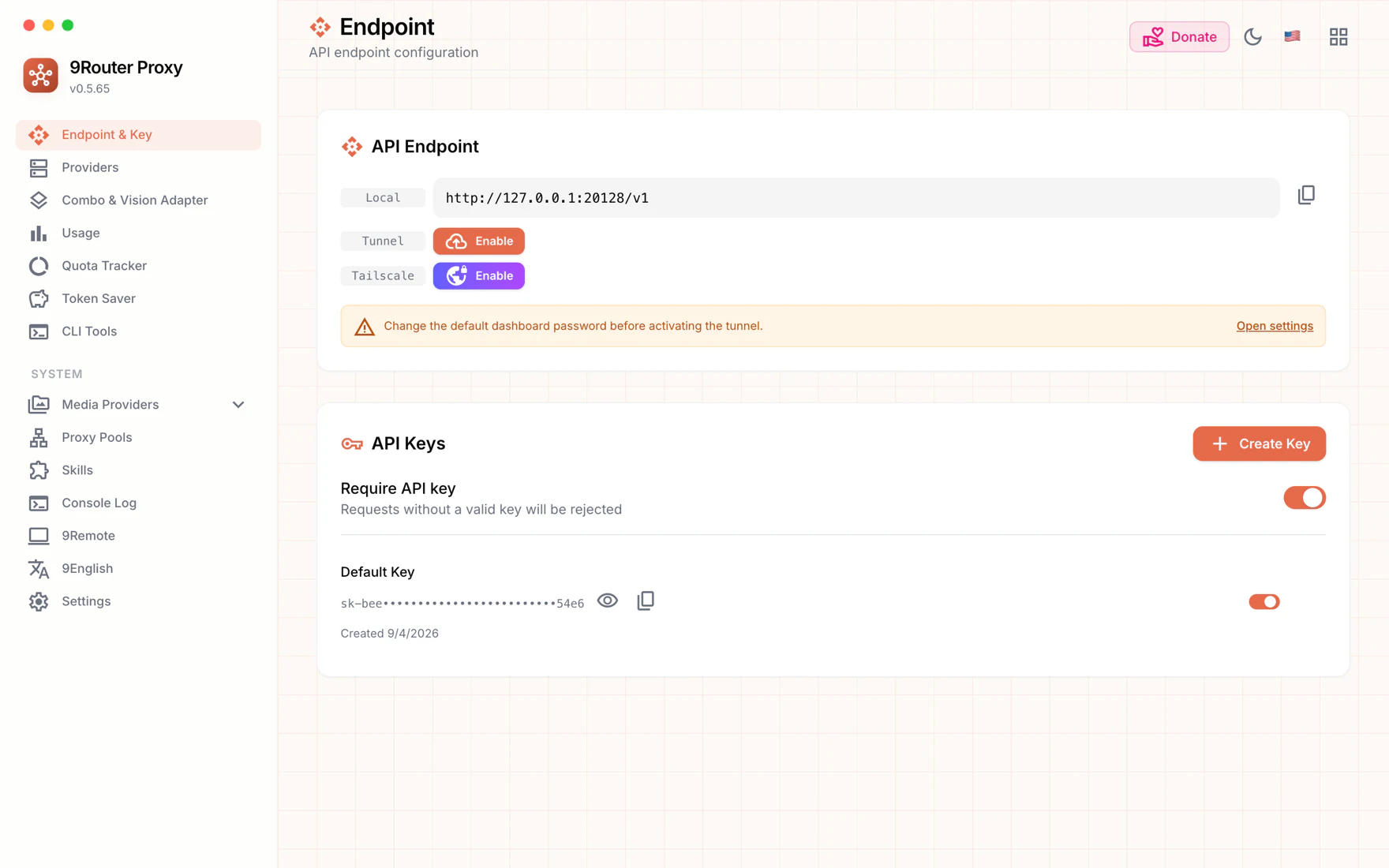 9Router 后台 Endpoint 页面，上方 API Endpoint 区块显示本地地址 http://127.0.0.1:20128/v1，旁边是 Tunnel 与 Tailscale 的 Enable 按钮和一条要求先改默认密码的警告，下方 API Keys 区块有 Require API key 开关和一把默认 Key
