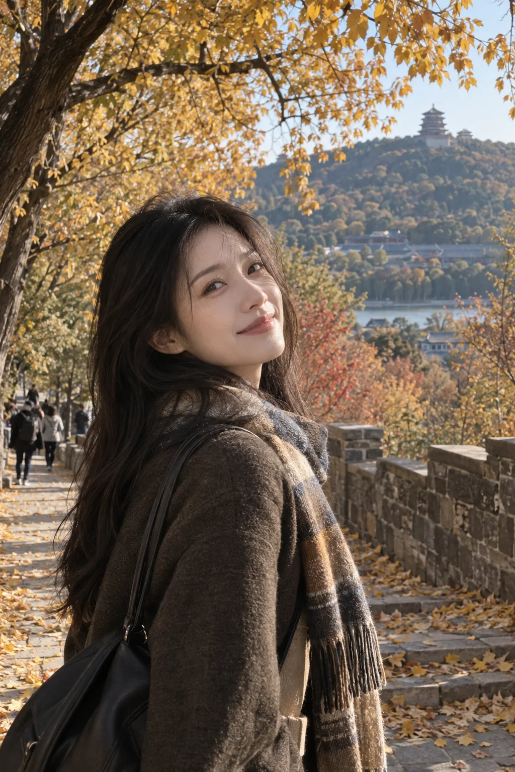 成年东亚女性在北京秋日的落叶石阶旁回头微笑